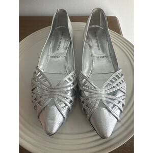 Signers Morrison stunning silver flat closed shoes Sz 91/2 used great condition